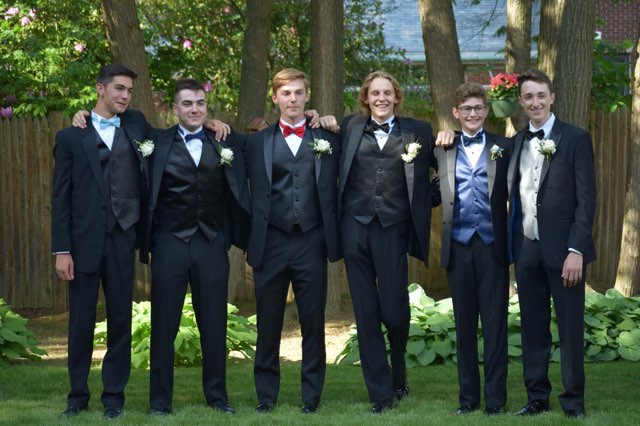 AHS Juniors Enjoy End-Of-Year Celebration at Prom